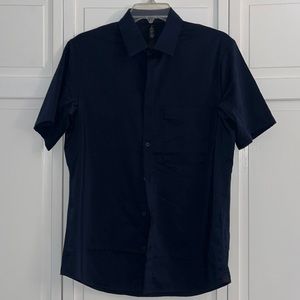 Lululemon Men’s navy blue fitted short sleeve button up shirt. Size medium.